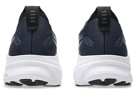 Vue arrière des chaussures de running Asics Gel-KAYANO 32, offrant soutien et confort pour les coureurs.